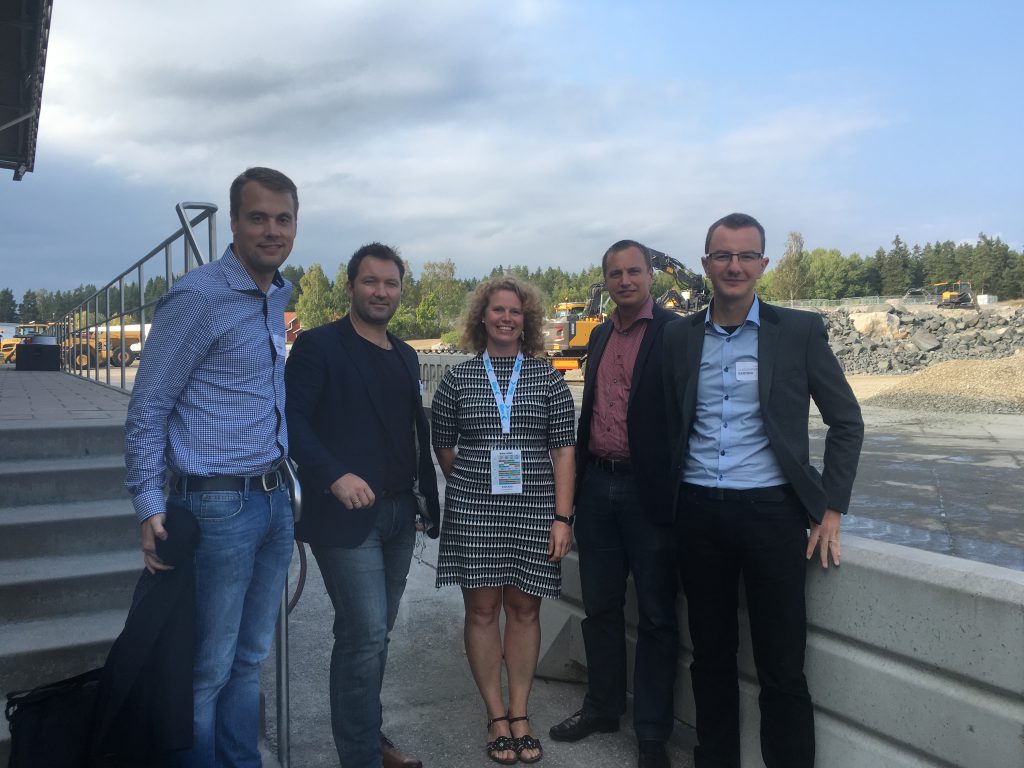 The research team of Christian Johansson (BTH), Tobias Larsson (BTH), Jenny Elfsberg (VCE), Peter Wallin (VCE) and Alessandro Bertoni (BTH) at VCE site in Eskilstuna.