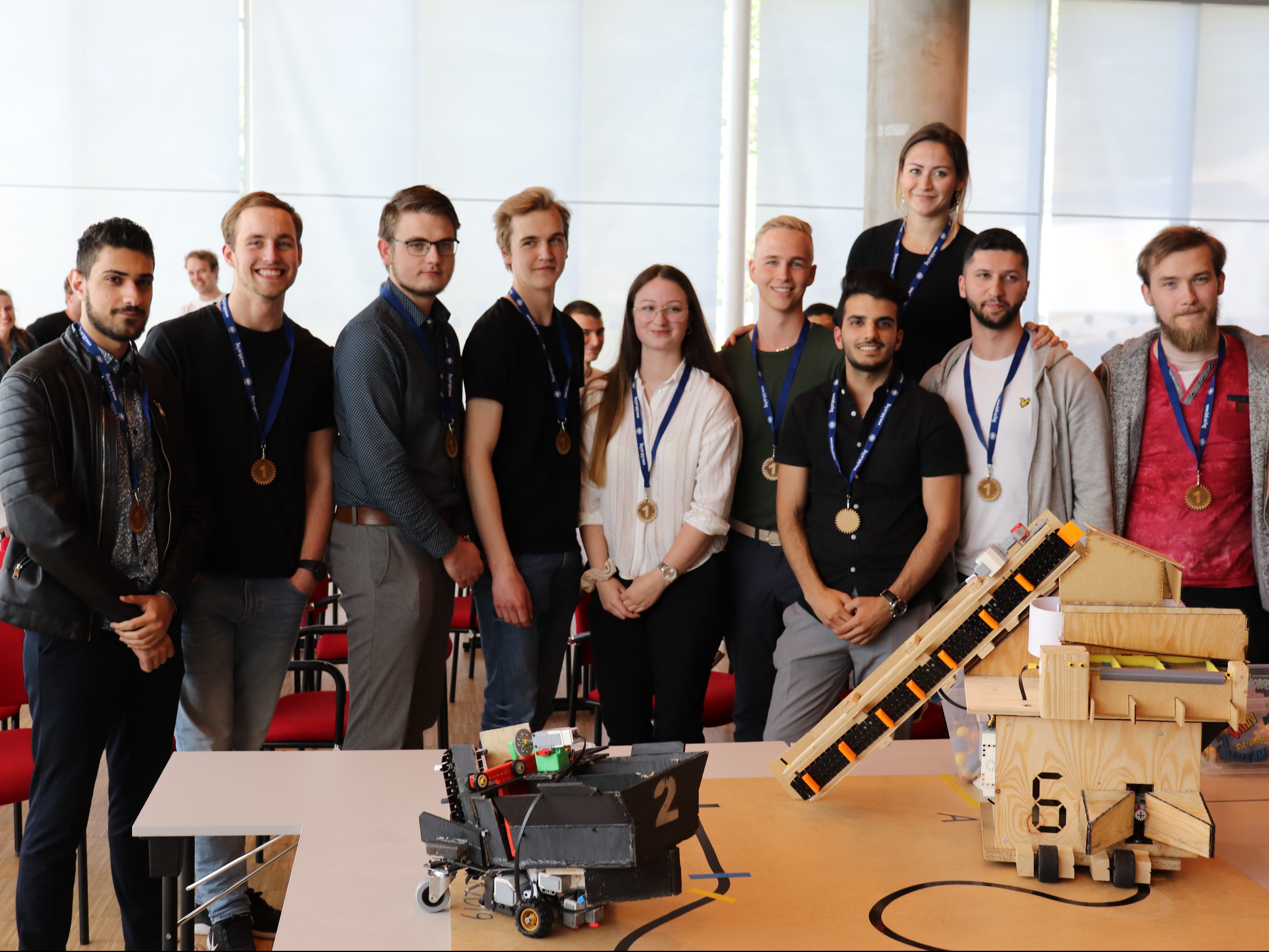 Studentprojekt: Samverkande autonoma robotar utvecklade av samarbetande ingenjörsteam